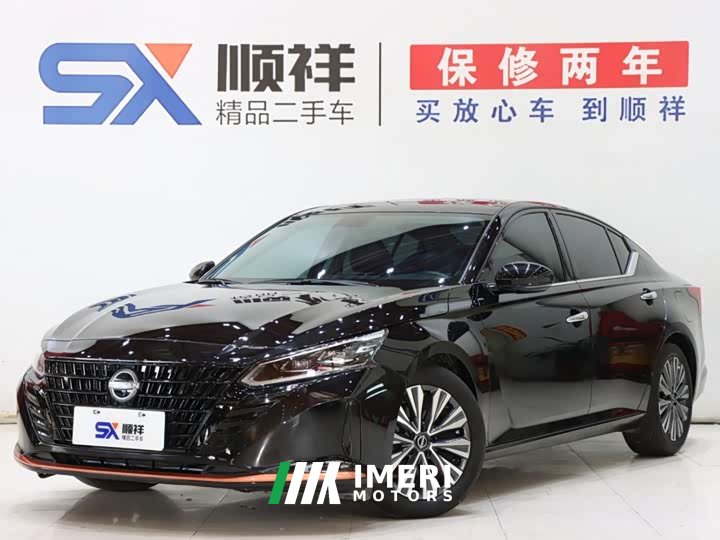 Nissan Altima 2.0L SV Black Gold Edition
