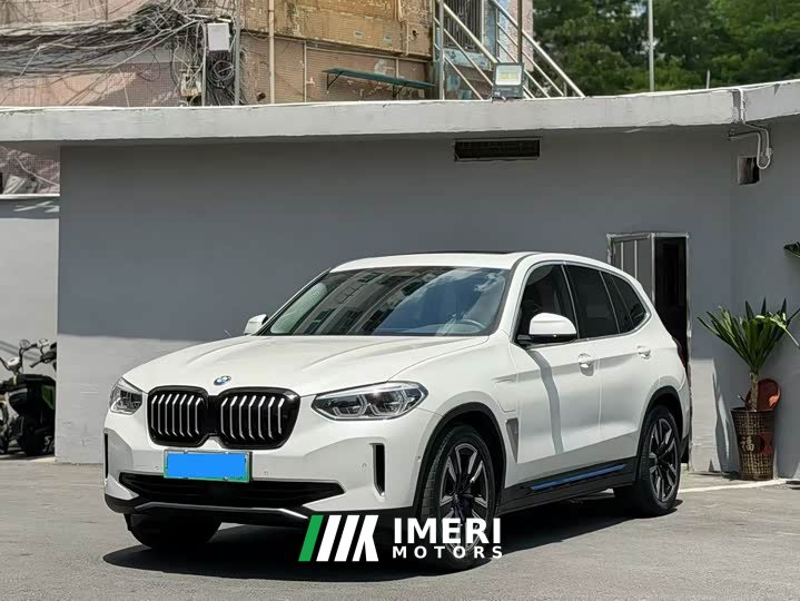 BMW iX3 facelift leading