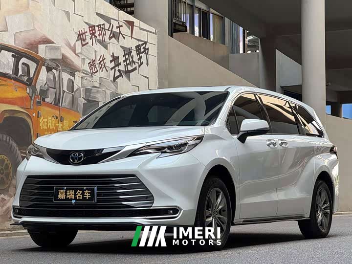 Tank SIENNA 2.5L AWDLuxury Edition