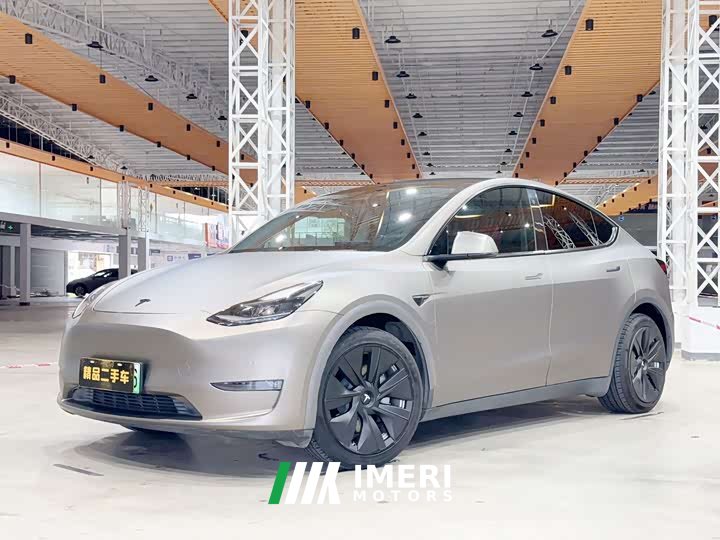Tesla Model Y long-range all-wheel drive version 3D7