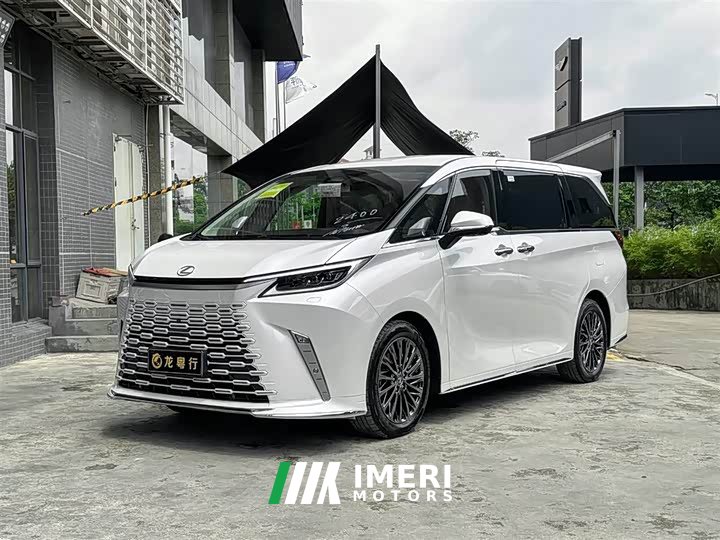 Lexus LM 500h six-seater premium version