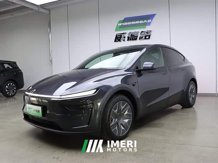 Tesla Model Y L 2025 long-range all-wheel drive version
