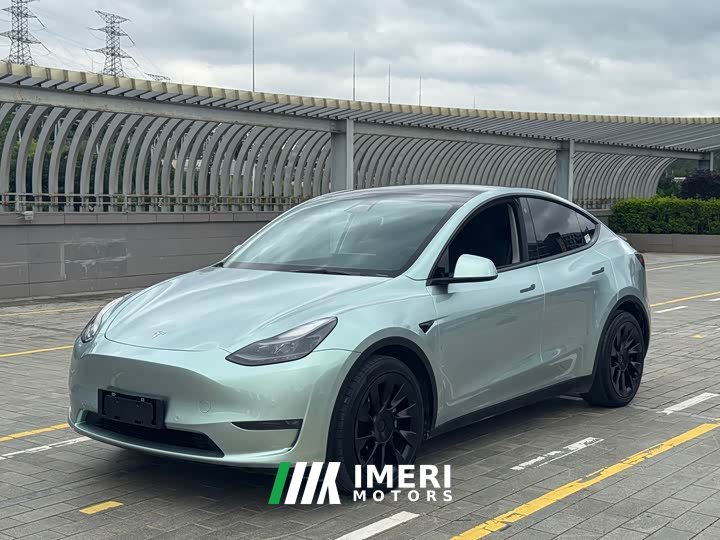 Tesla Model Y 2022 long-range all-wheel drive version