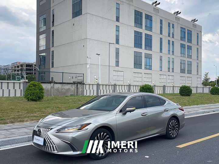 Lexus ES 2022 300h Silver Lining Edition