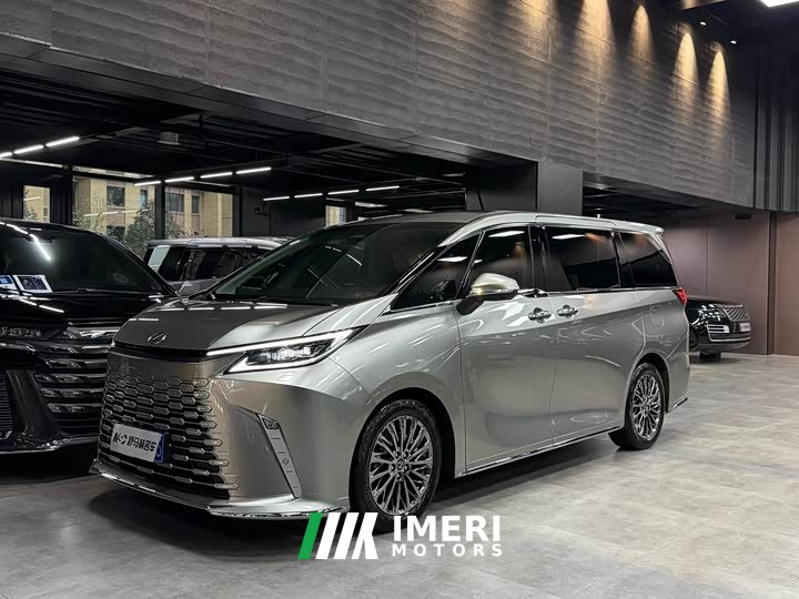 Lexus LM 500h six-seater premium version