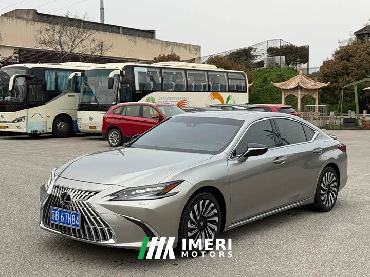 Lexus ES 2022 300h Silver Lining Edition