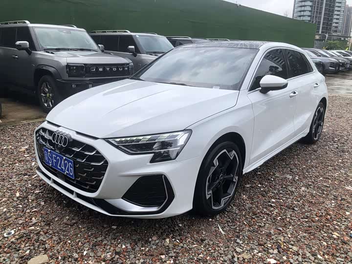 Audi A3 2025 Sportback 35TFSI Flying Spur Exclusive Model