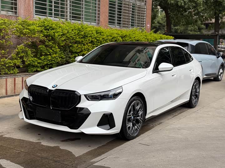 2025 BMW 5 Series 2025 530Li Exclusive M Sports Package