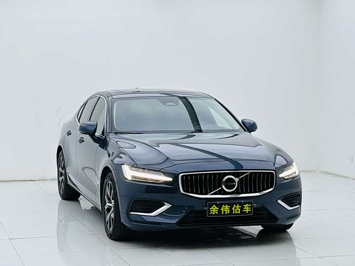 2023 2023 Volvo S60 B4 Plus Luxury