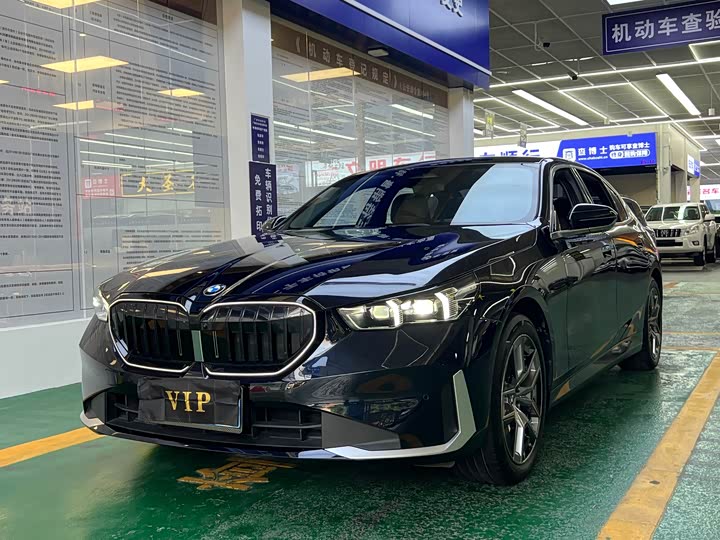 2024 BMW 5 Series 2024 530Li Leading Luxury Package
