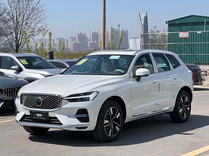 2026 Volvo XC60 B5 AWD Plus Luxury Edition