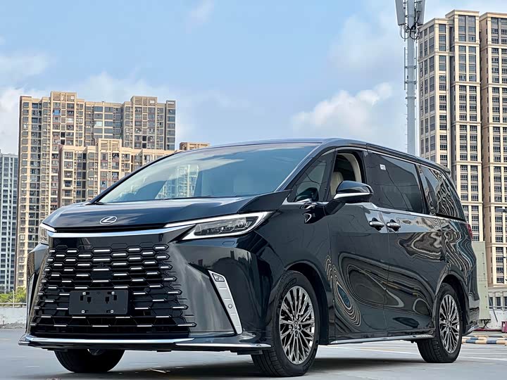 Lexus LM 2025 500h six-seat respected version
