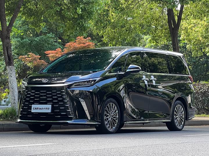 Lexus LM 2023 500h six-seater premium version
