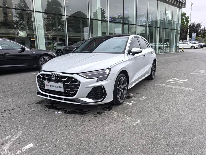 Audi A3 2025 Sportback 35TFSI Flying Spur Exclusive Model