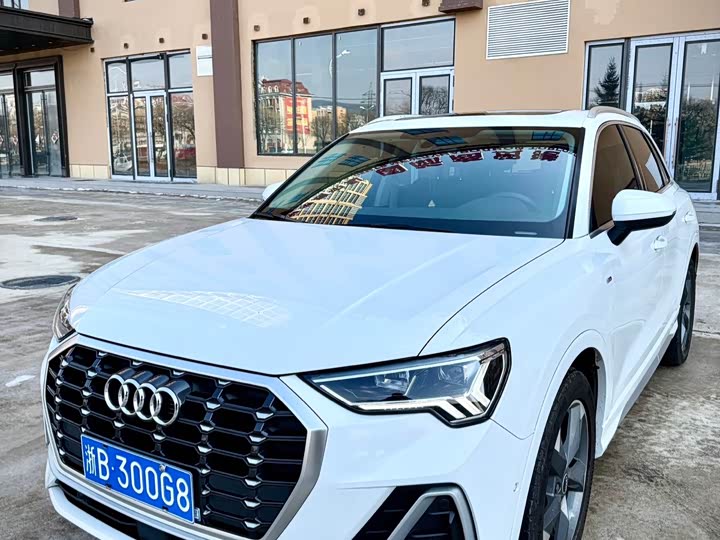 Audi Q3 2022 35 TFSI Fashionable and Dynamic