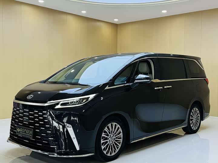Lexus LM 2025 500h six-seater premium version