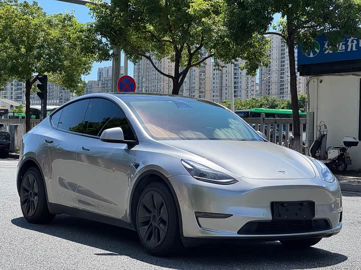 Model Y 2023 long-range all-wheel drive version