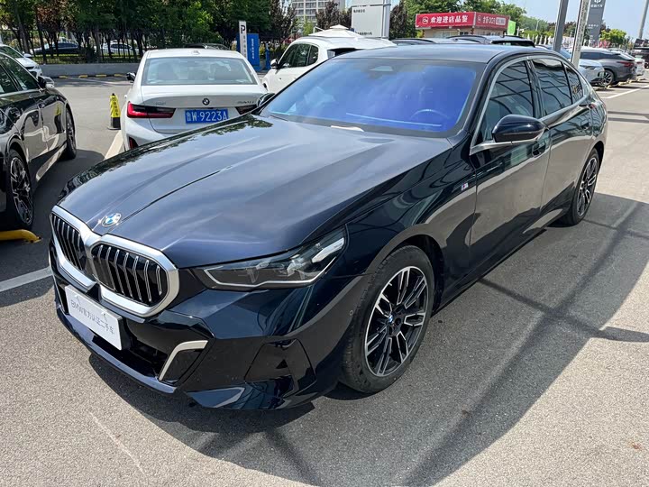 2025 BMW 5 Series 2025 530Li Leading M Sports Package