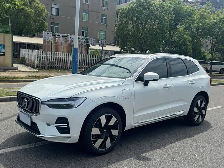 2025 Volvo XC60 2025 B5 four-wheel drive Zhiyuan luxury version