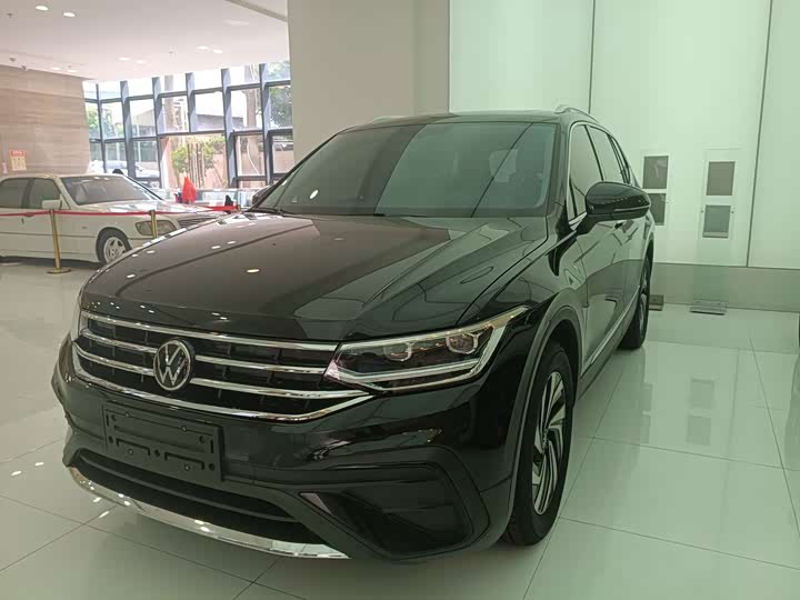 Tiguan L 2025 Outstanding Model 300TSI Automatic Two-wheel Drive Dragon Edition