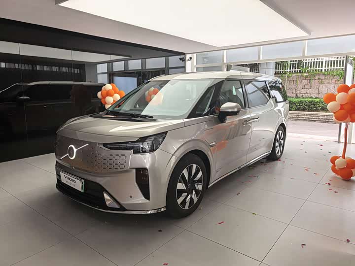 2024 Volvo EM90 2025 Ultra six-seater