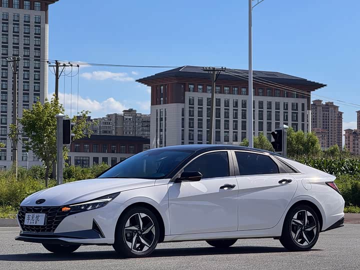 Elantra 2022 1.5L CVT LUX Premium Edition