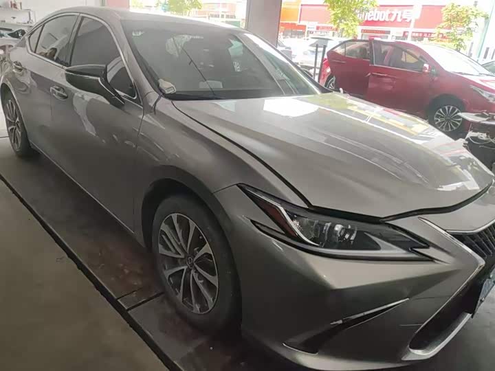 2024 Lexus ES 2023 200 Deluxe Edition