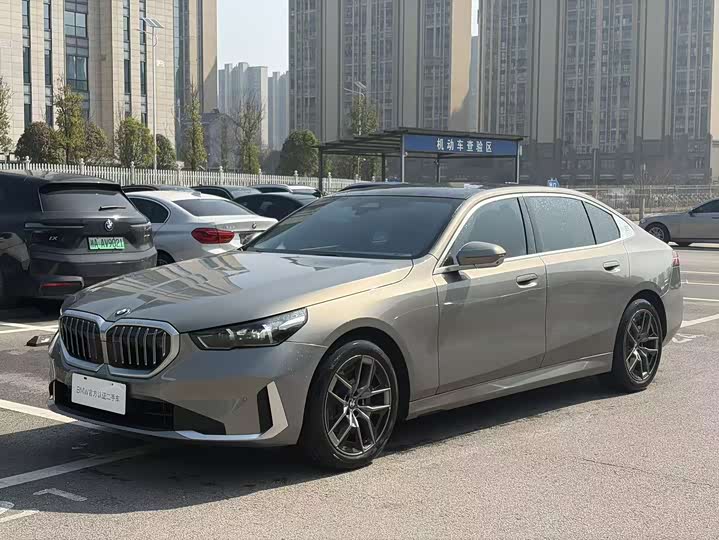 BMW 5 Series 2024 530Li Leading Luxury Package