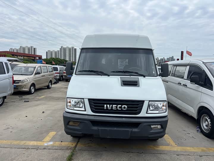 2022 Iveco Proud 2022 2.5T A37 M1 Passenger Car 5-9 Seats Long Axis Mid-Roof Double Tire Side Sliding Doors