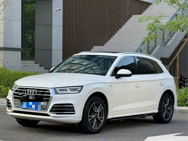 Audi Q5L 2020 40 TFSI enjoys fashionable style