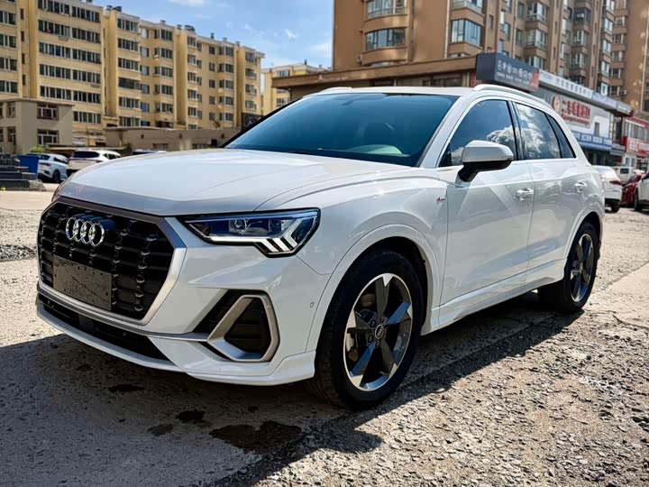 Audi Q3 2022 35 TFSI Fashionable and Dynamic