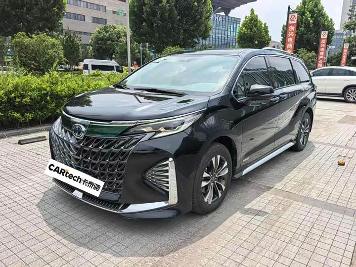 Granvia 2023 2.5L Hybrid Luxury