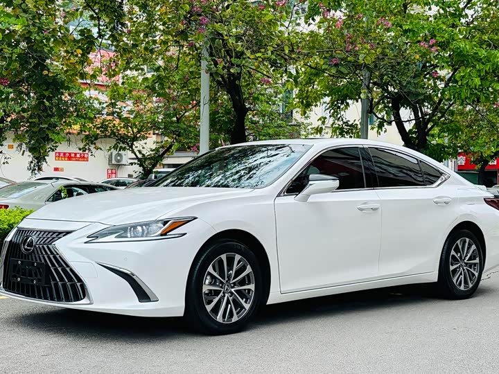 Lexus ES 2022 300h Excellence Edition