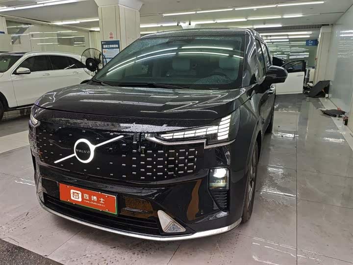 Volvo EM90 2025 Ultra six-seater