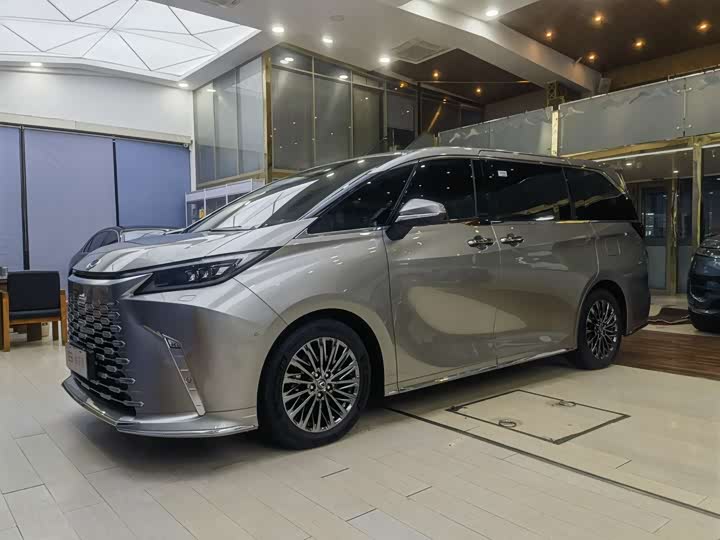 Lexus LM 2023 500h six-seater premium version