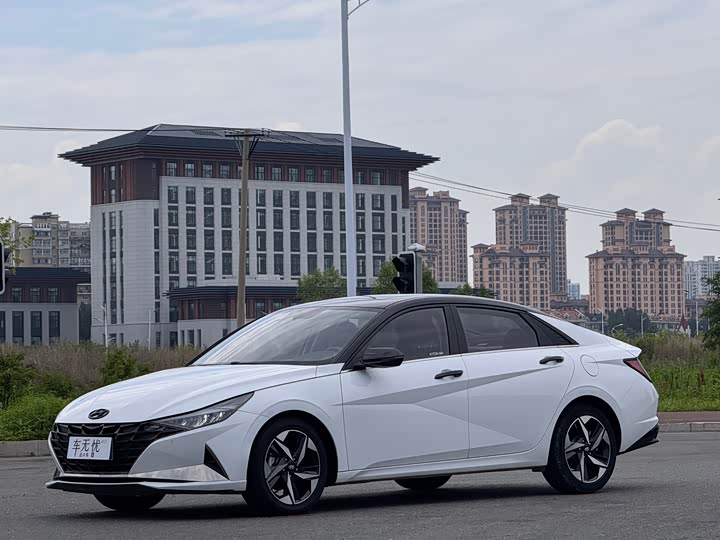 Elantra 2022 1.5L CVT LUX Premium Edition