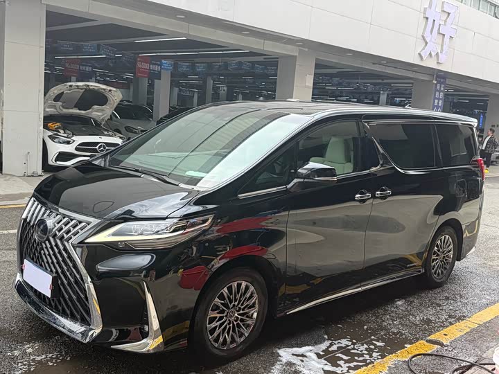 Lexus LM 2020 300h seven-seater elegant version