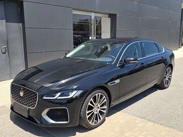 Jaguar XFL 2025 2.0T P250 two-wheel drive exclusive luxury version