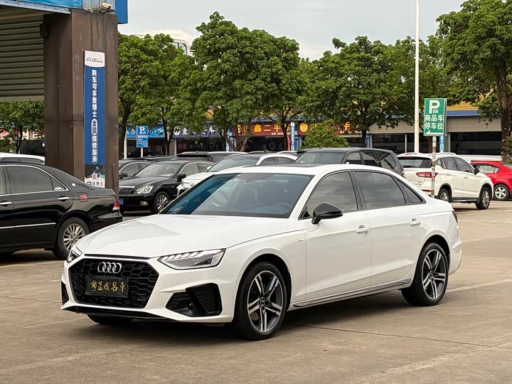 Audi A4L 2022 40 TFSI luxury and dynamic model
