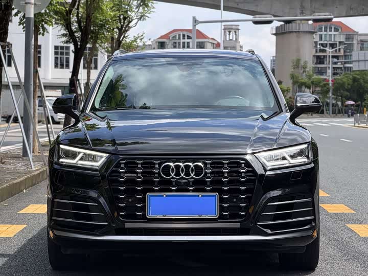 Audi Q5L 2020 40 TFSI enjoys fashionable style