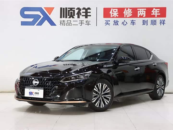 Altima 2024 2.0L SV Black Gold Edition