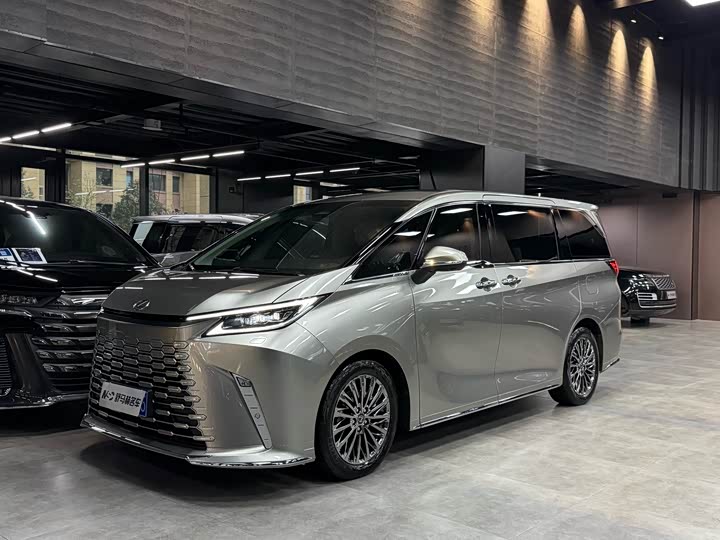 Lexus LM 2025 500h six-seater premium version
