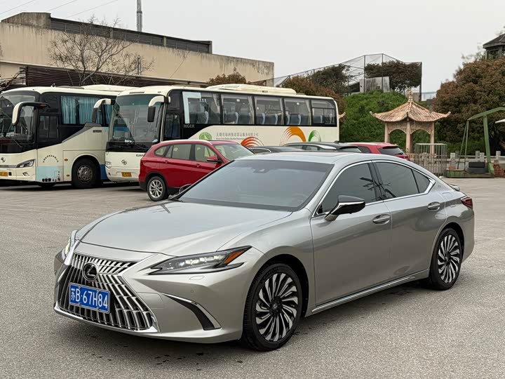 Lexus ES 2022 300h Silver Lining Edition