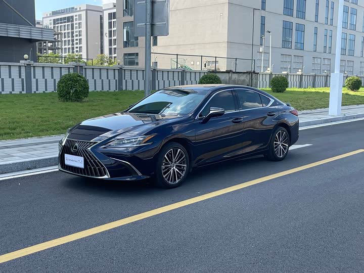 Lexus ES 2022 300h Luxury Edition