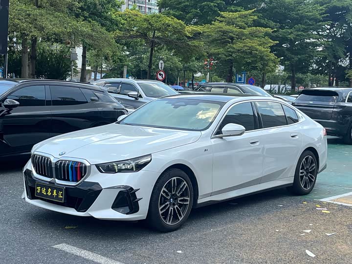 BMW 5 Series 2025 530Li Leading M Sports Package