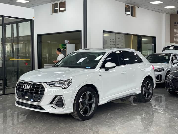 Audi Q3 2022 35 TFSI Fashionable and Dynamic