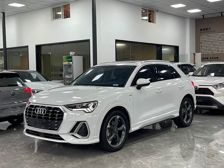 Audi Q3 2022 35 TFSI Fashionable and Dynamic