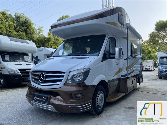 17 Mercedes-Benz C-type RVs with dual extensions