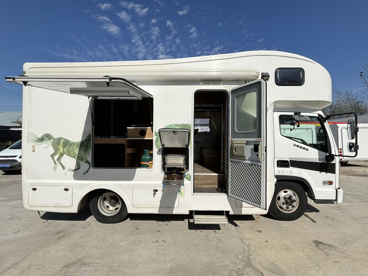2019 French and American light trucks sell RVs